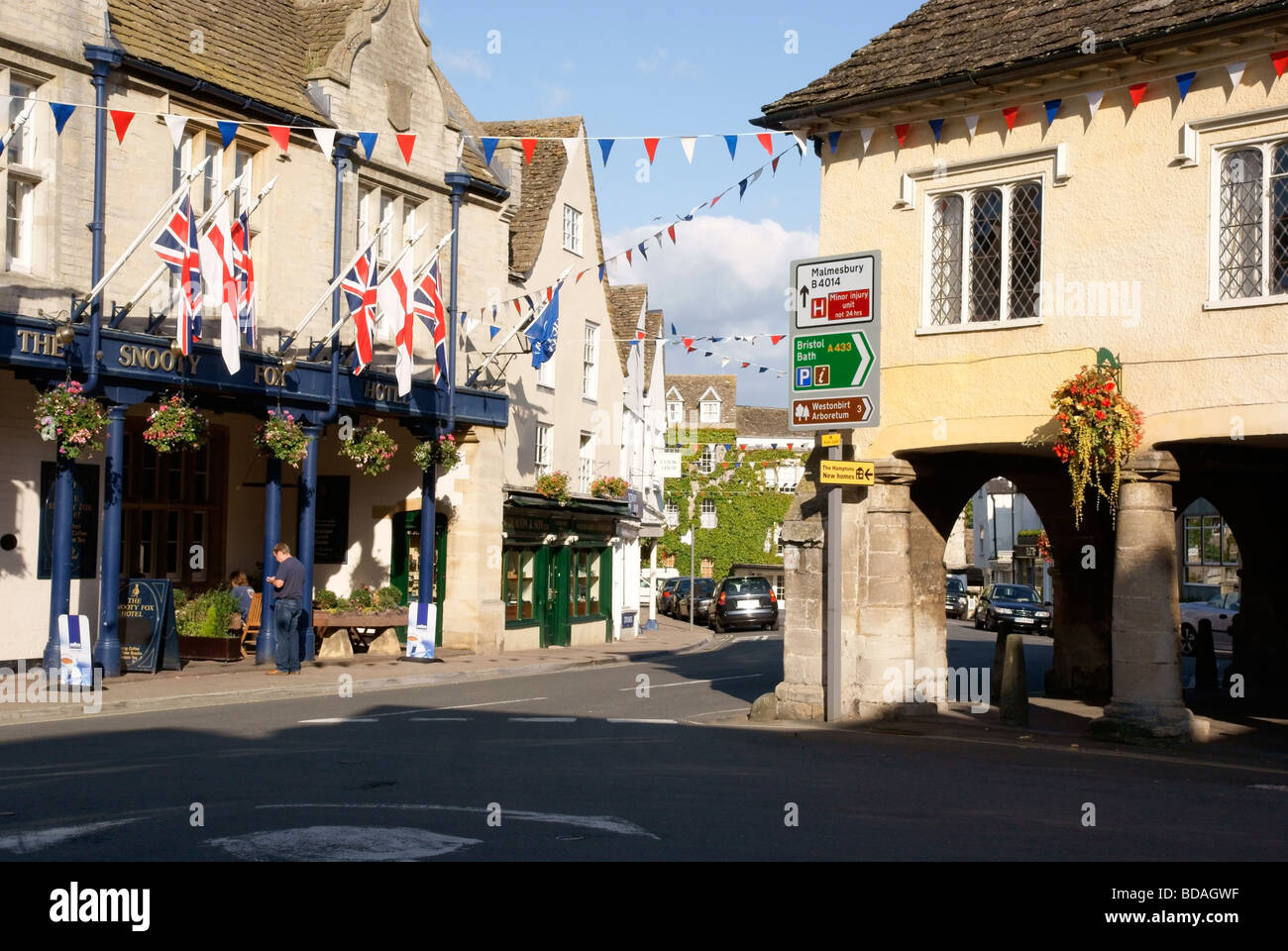 Tetbury Market Hall e il Snooty Fox Inn Foto Stock