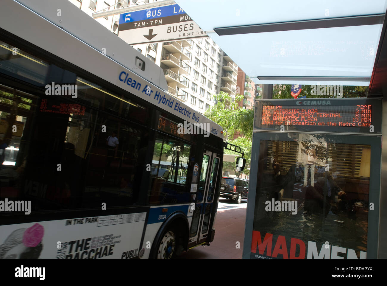 Nuovo percorso segni di pensiline in New York informare i pendolari del tempo di arrivo del bus Foto Stock