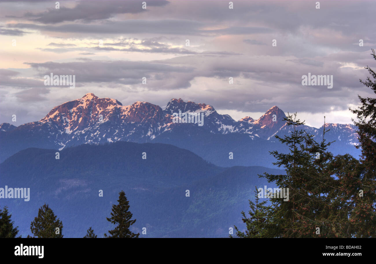 Golden Ears con strati di cloud al tramonto visto da Port Coquitlam, BC, Canada Foto Stock