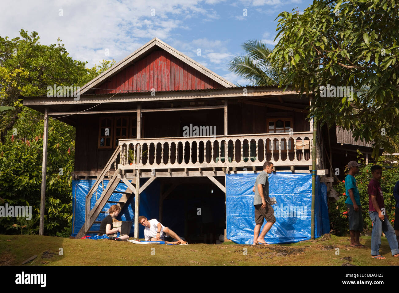 Indonesia Sulawesi tasto isola Labundo Bundo village operazione scienziati Wallacea rilassante al di fuori del laboratorio umido Foto Stock