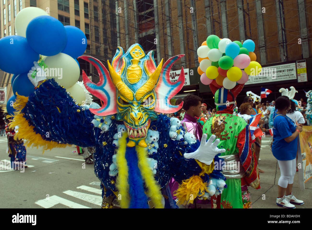 Diablos cojuelos zoppo devils in inglese nella Repubblica Dominicana Independence Day Parade di New York Foto Stock