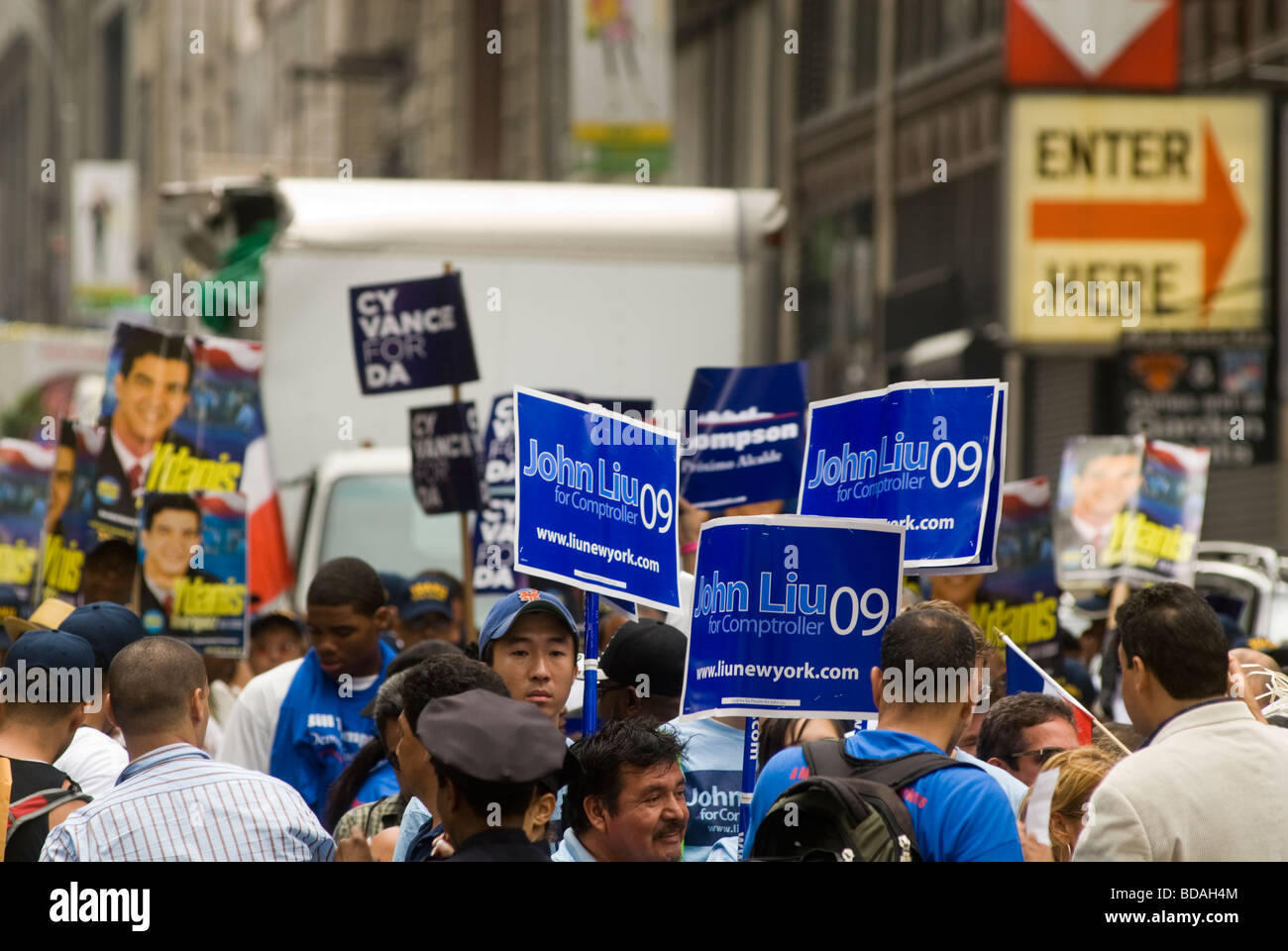 I sostenitori dei vari candidati tenere i loro segni aloft prima di marciare nella Repubblica Dominicana Parade di New York Foto Stock