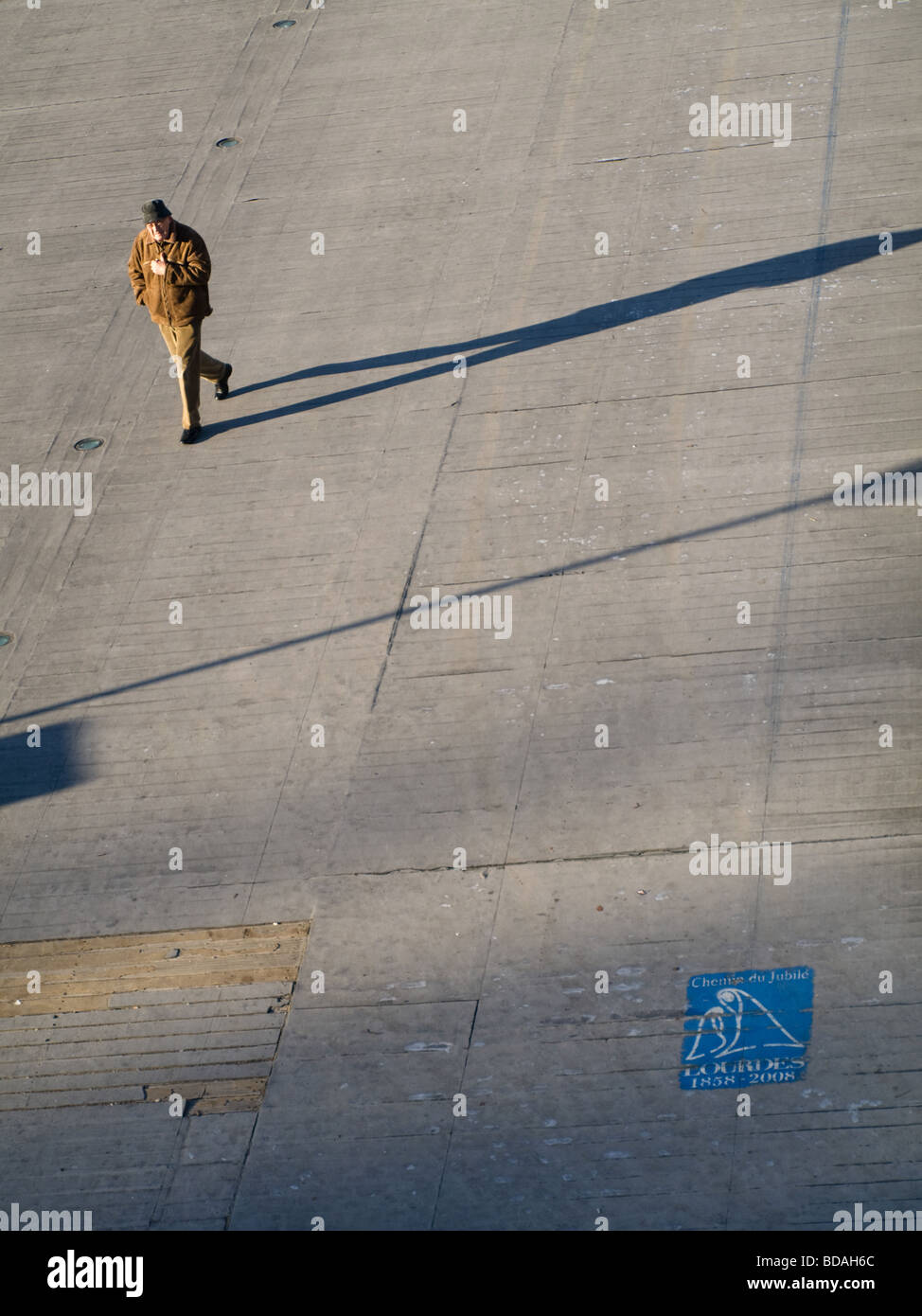 Pellegrino a piedi verso il Santuario di Nostra Signora di Lourdes Foto Stock