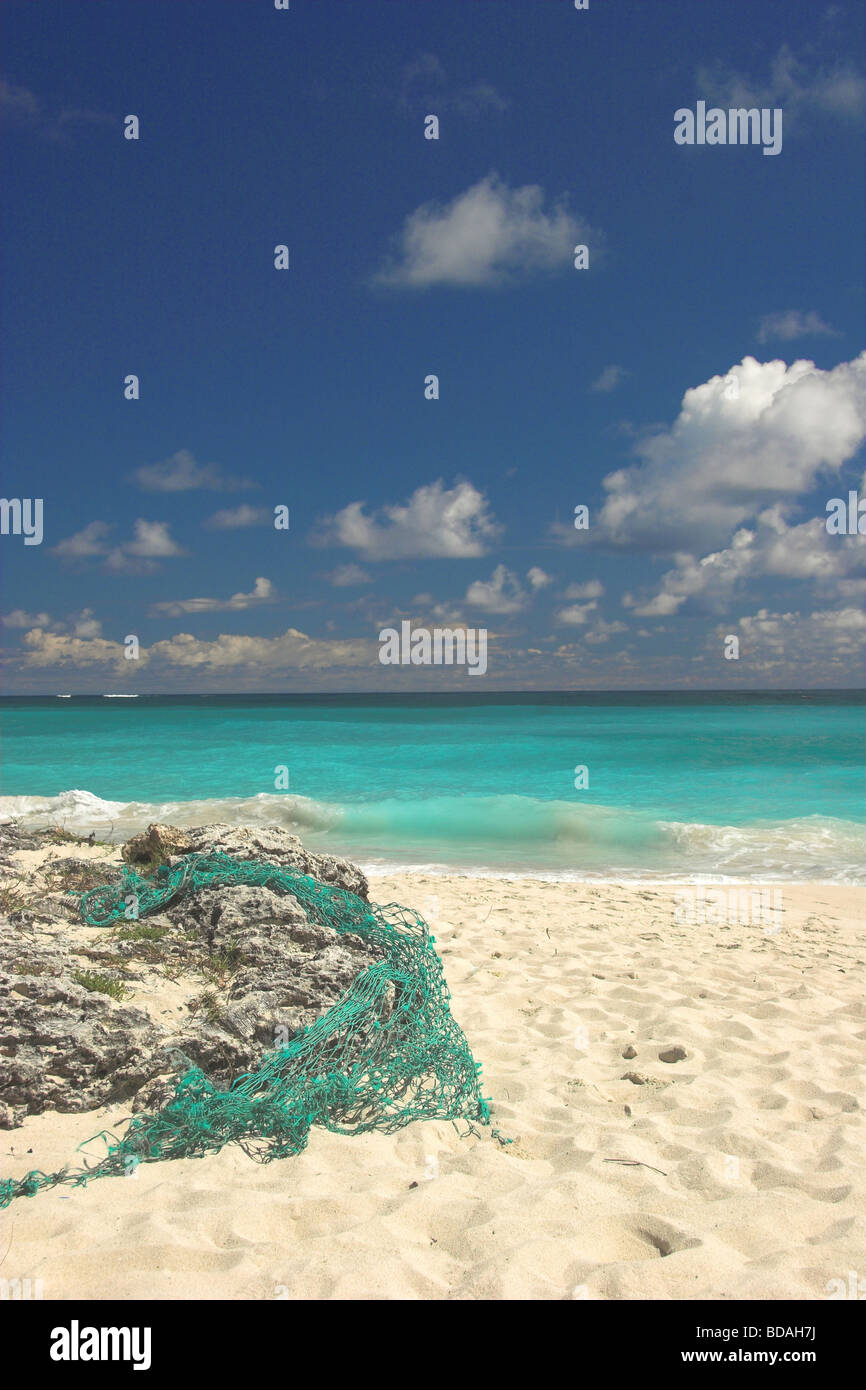 Lavato fino rete da pesca sulla spiaggia - Fondo Bay Barbados Foto Stock