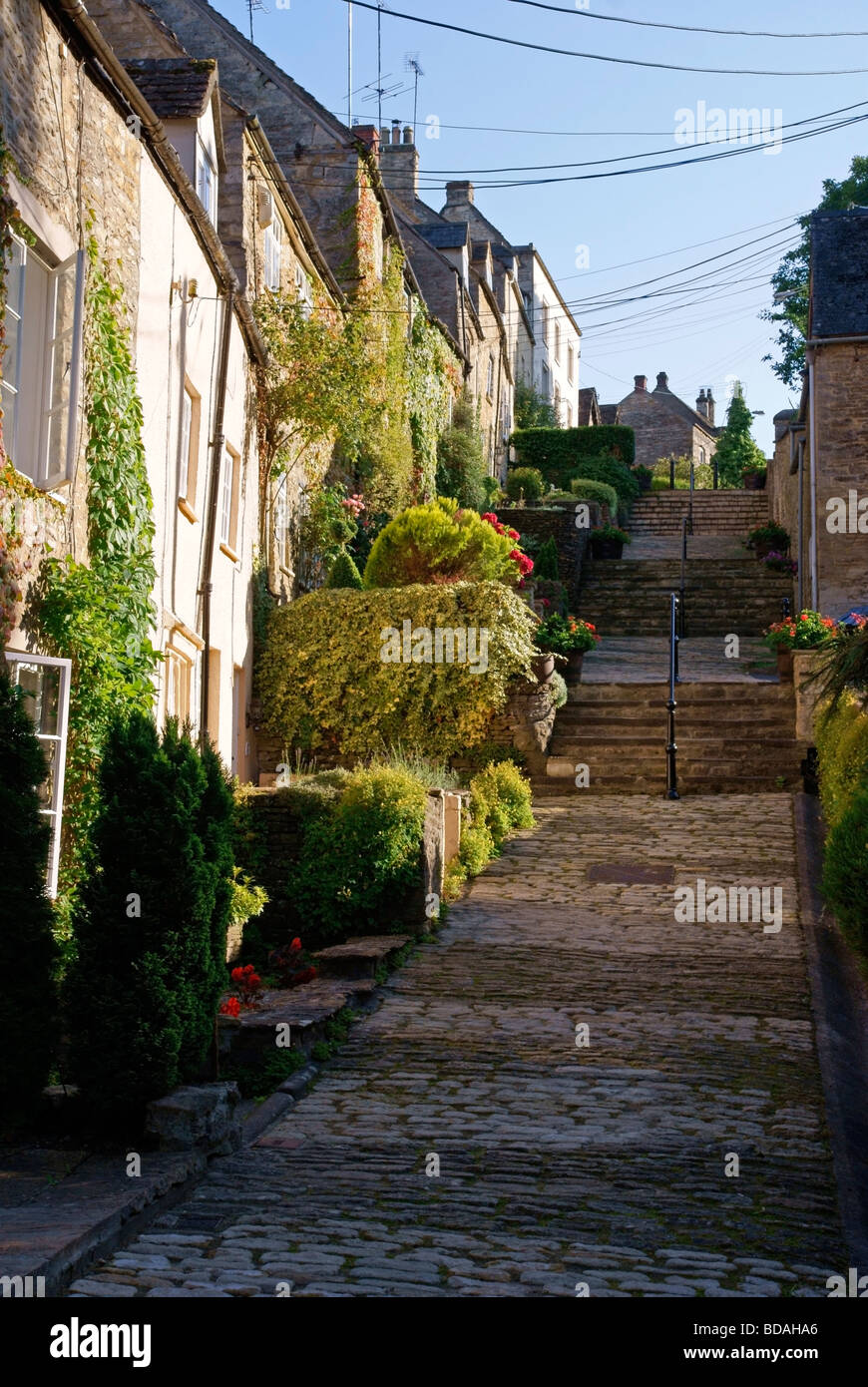 Fasi di chipping, Tetbury, con il vecchio cottage di tessitori a sinistra Foto Stock