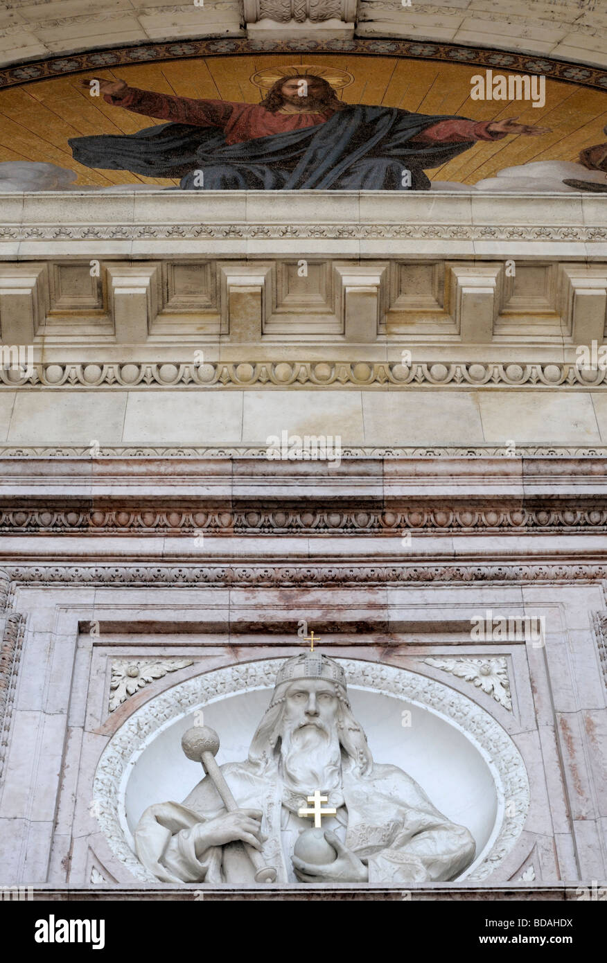 Budapest, Ungheria. Dalla Basilica di Santo Stefano, - Busto di Santo Stefano sulla facciata Foto Stock