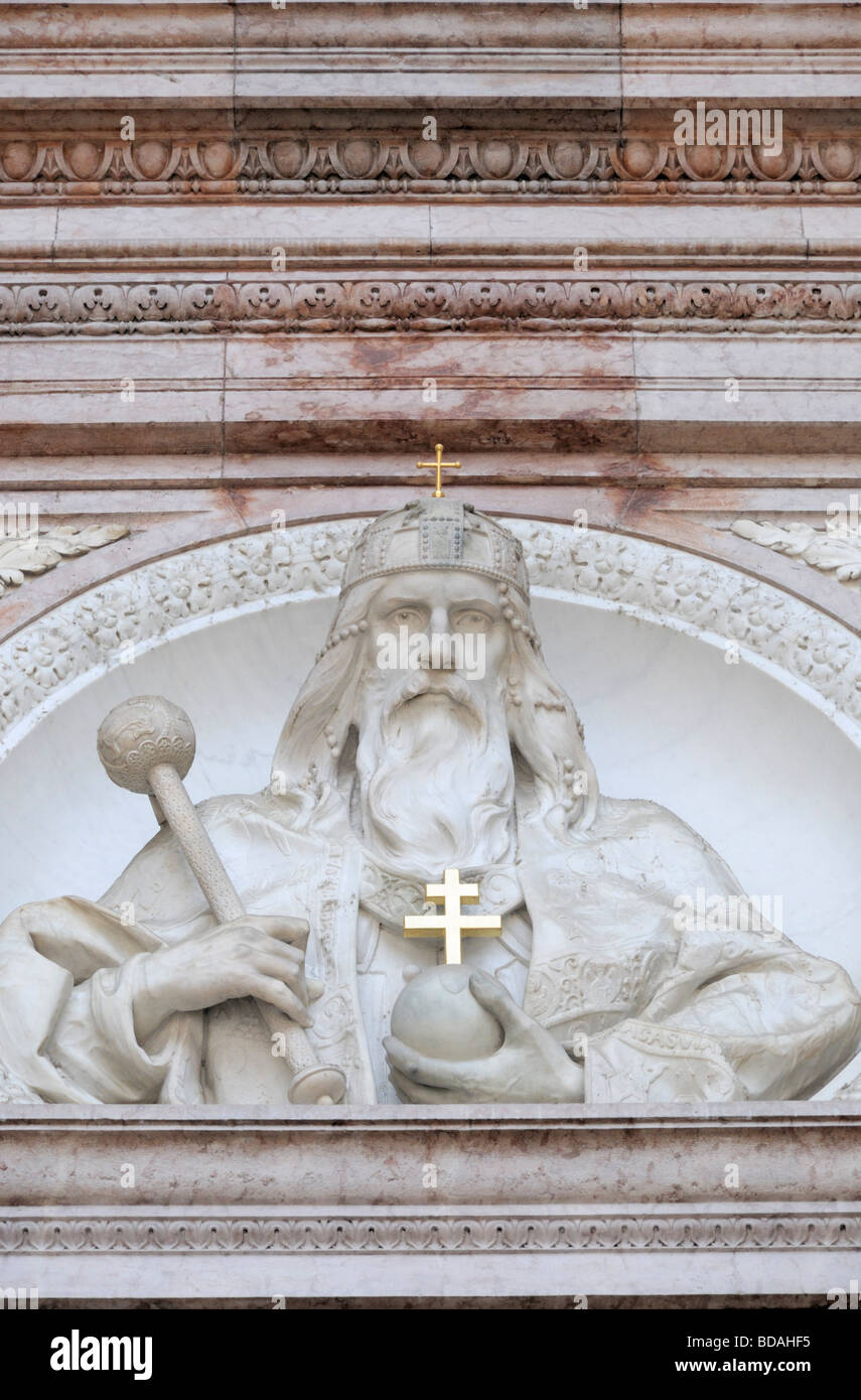 Budapest, Ungheria. Dalla Basilica di Santo Stefano, - Busto di Santo Stefano sulla facciata Foto Stock