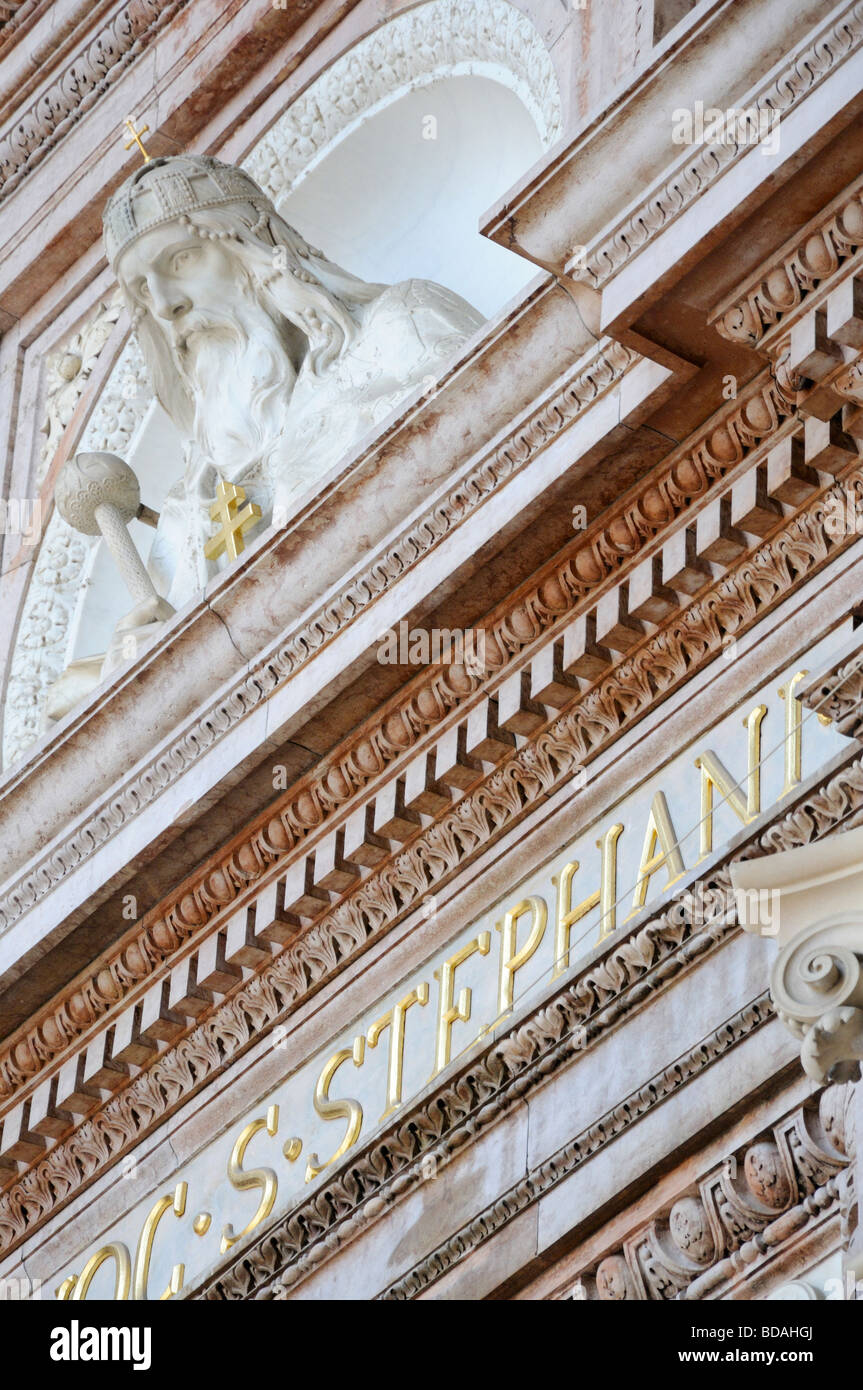 Budapest, Ungheria. Dalla Basilica di Santo Stefano, - Busto di Santo Stefano sulla facciata Foto Stock