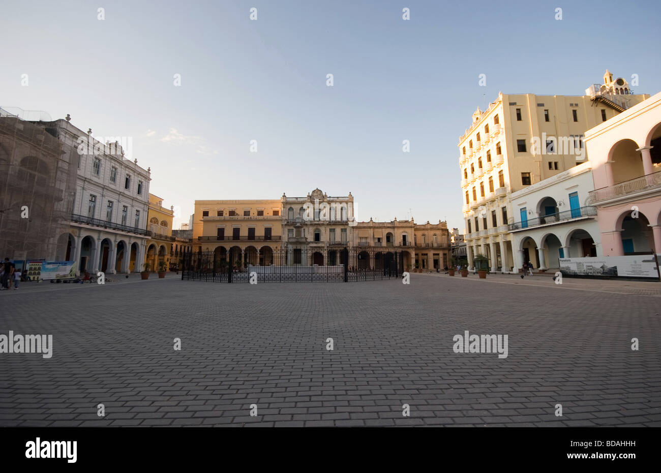 Plaza Vieja, uno dei principali siti all'interno di l'Avana Vecchia, ora in fase di restauro Foto Stock