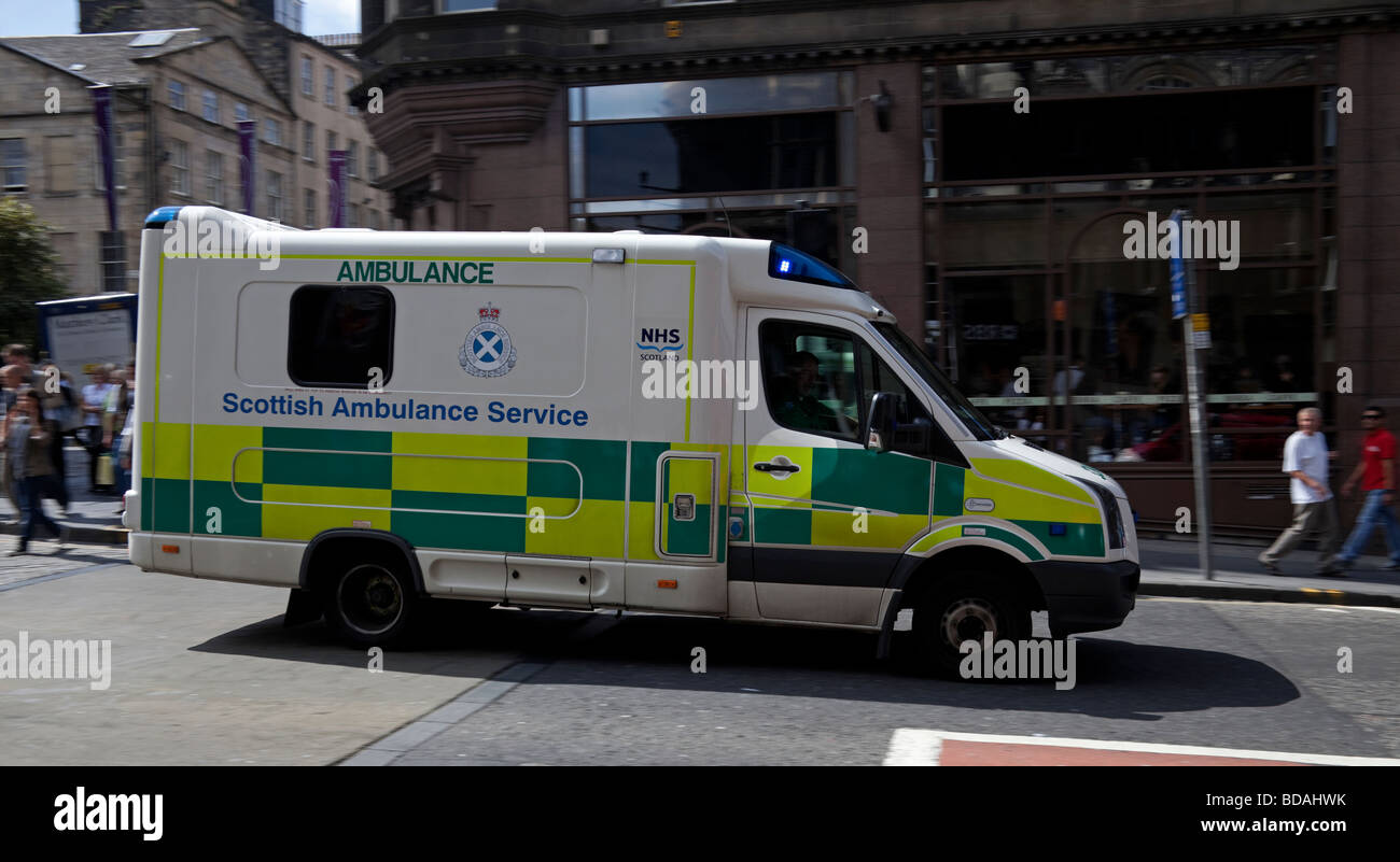 Accelerazione dei processi di ambulanza correndo per chiamata di emergenza con luci blu lampeggiante, Edimburgo Scozia UK, Europa Foto Stock