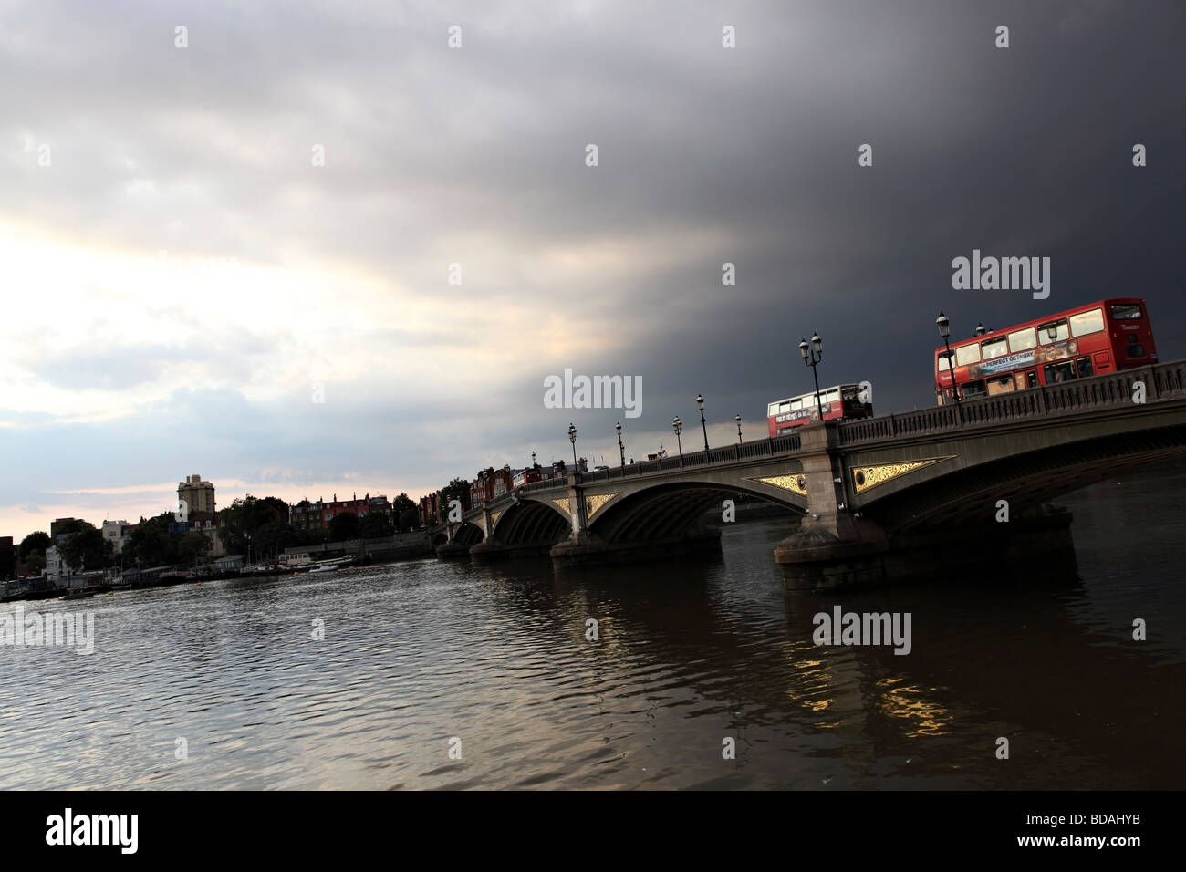 Ponte di Battersea fotografato durante il tramonto appena prima di un temporale estivo. Foto Stock