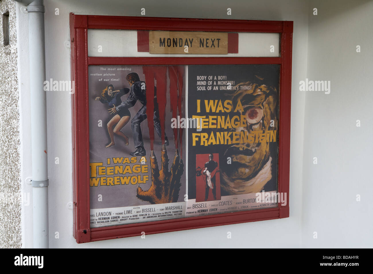 Vecchio cinquanta b manifesti di film al di fuori del tudor cinema privato in pettinatore contea di Down Irlanda del Nord Foto Stock