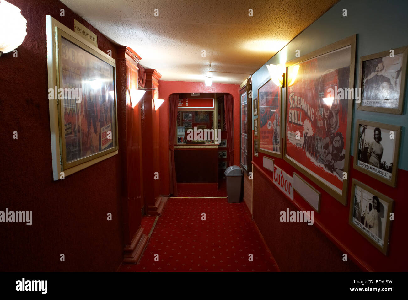 hall e biglietteria con vecchi poster dei film degli anni '50 all'interno della sala d'ingresso del cinema privato tudor nella contea di comber, nel nord dell'irlanda Foto Stock