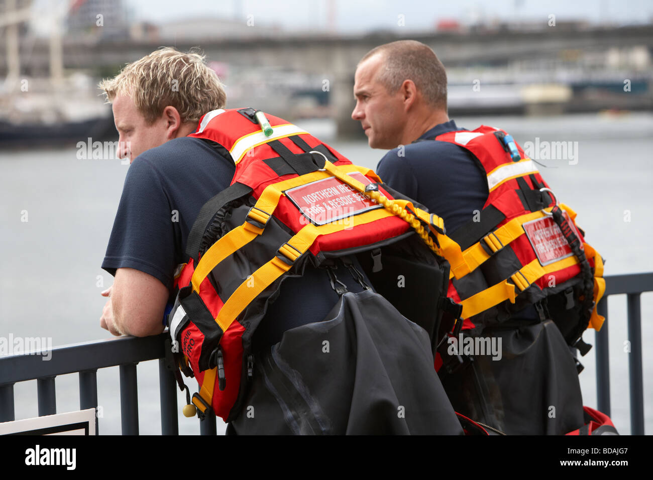 Due membri dell'Irlanda del Nord di soccorso ed antincendio acqua servizio rescue team guarda un procedimento dinanzi a un evento Foto Stock