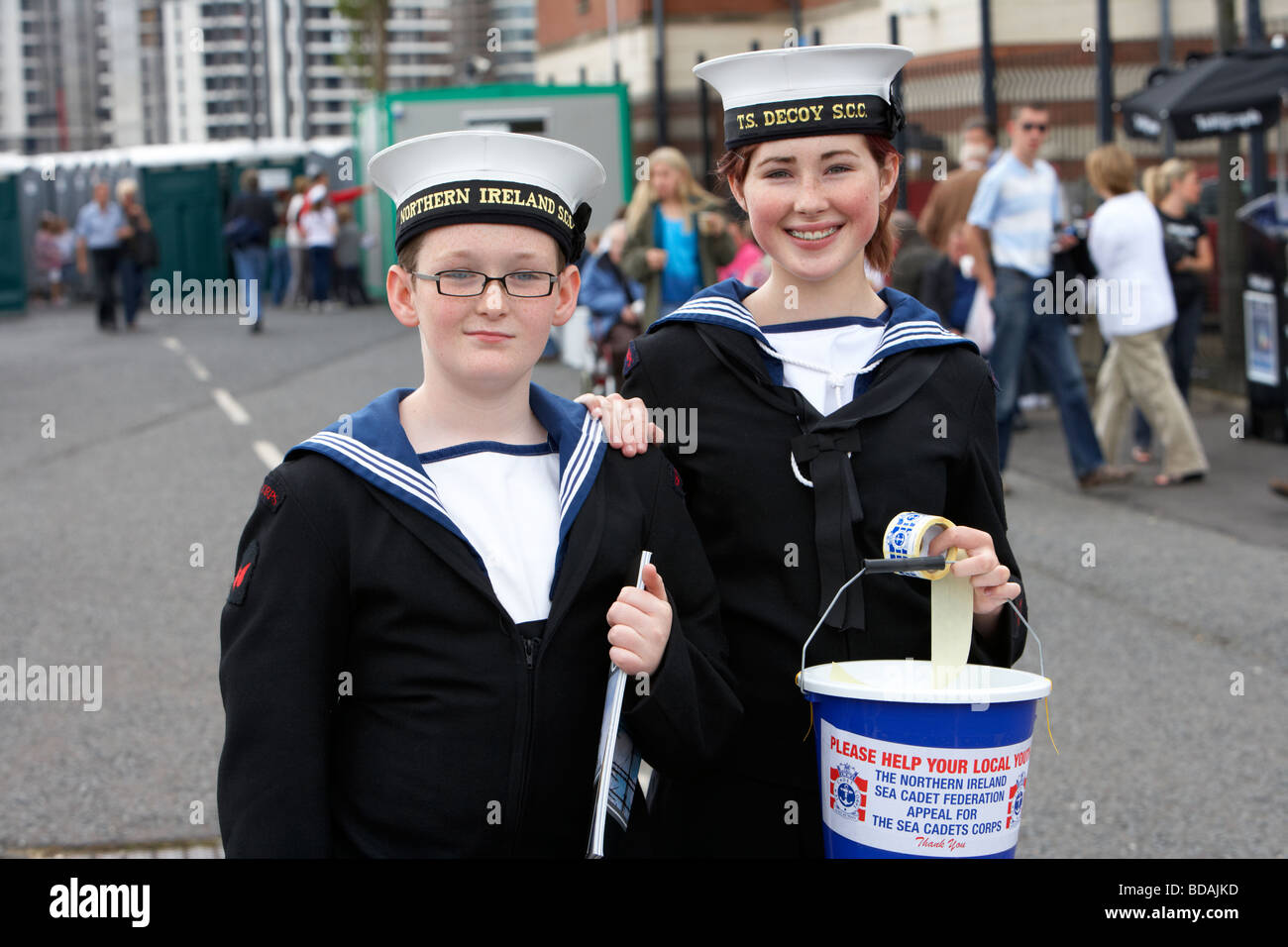 Due cadetti del mare un ragazzo e una ragazza la raccolta di fondi per beneficenza a un evento all'aperto nella città di Belfast Irlanda del Nord Regno Unito Foto Stock