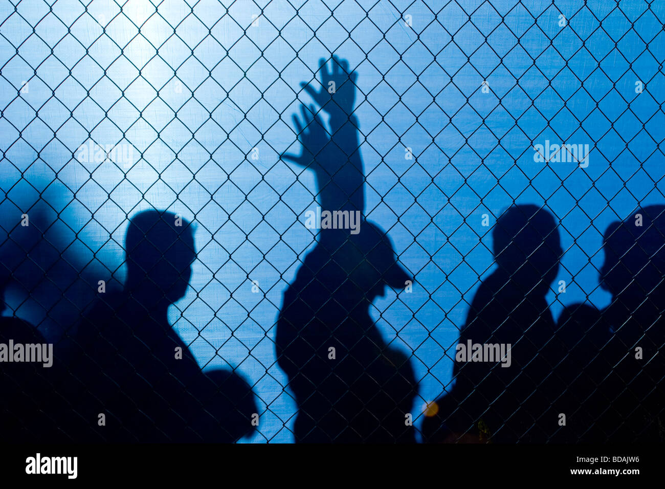 Sagome di racers sono visto dietro un Blu-panno prima il BoulderBolder 10K gara di Boulder, in Colorado. Foto Stock