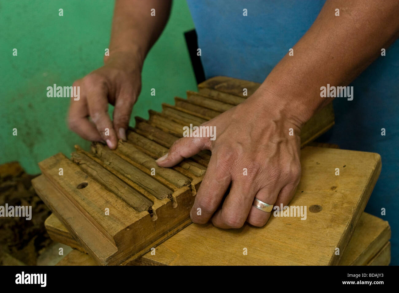 Un lavoratore in un cubano-style fabbrica di sigari in Little Havana di Miami, Florida Foto Stock