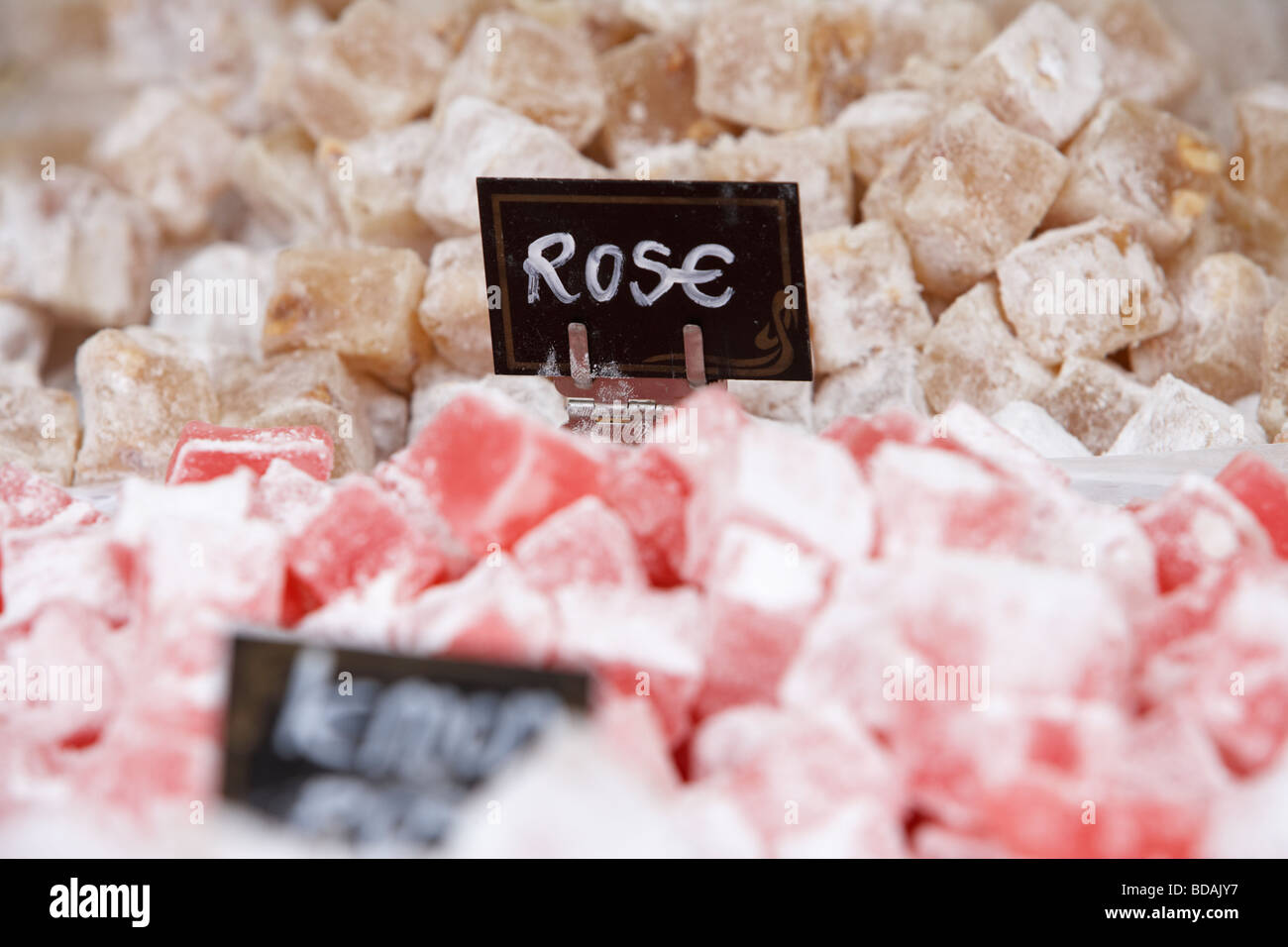 Rose aromatizzati delizie turche su un cibo in stallo un esterno di mercato alimentare nel Regno Unito Foto Stock