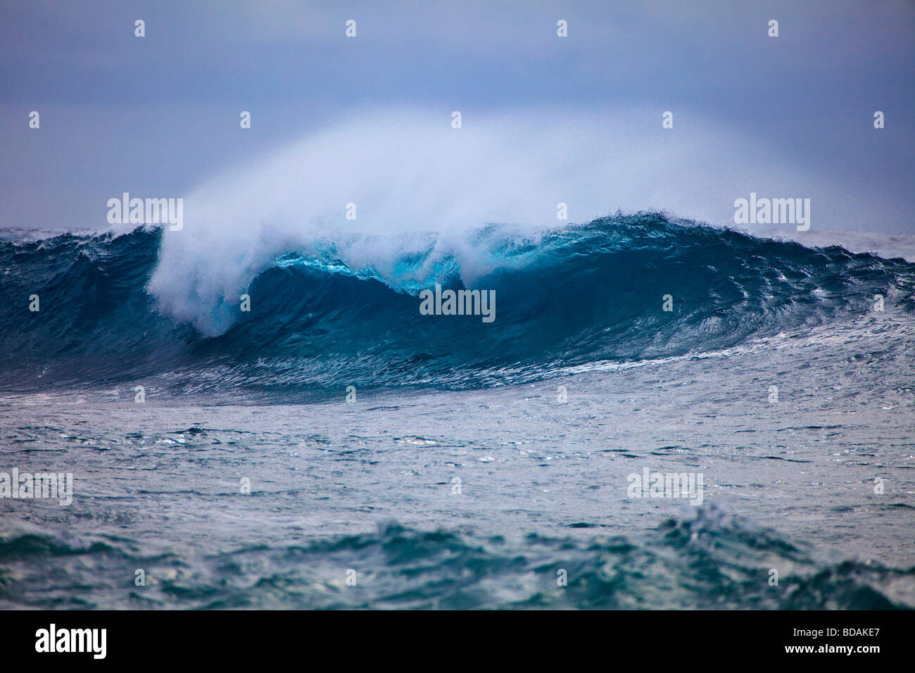 Tempesta innalzamenti di surf contro Oahu shore Foto Stock