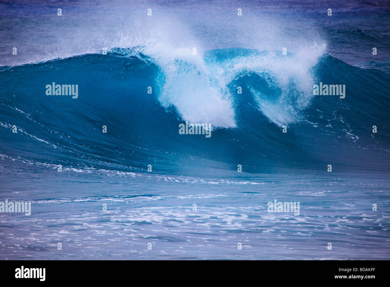 Tempesta innalzamenti di surf contro Oahu shore Foto Stock