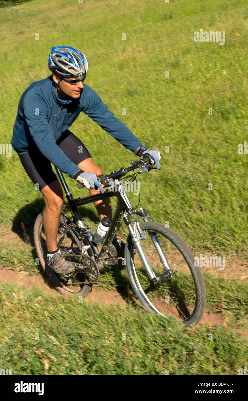 L'uomo mountain bike Foto Stock