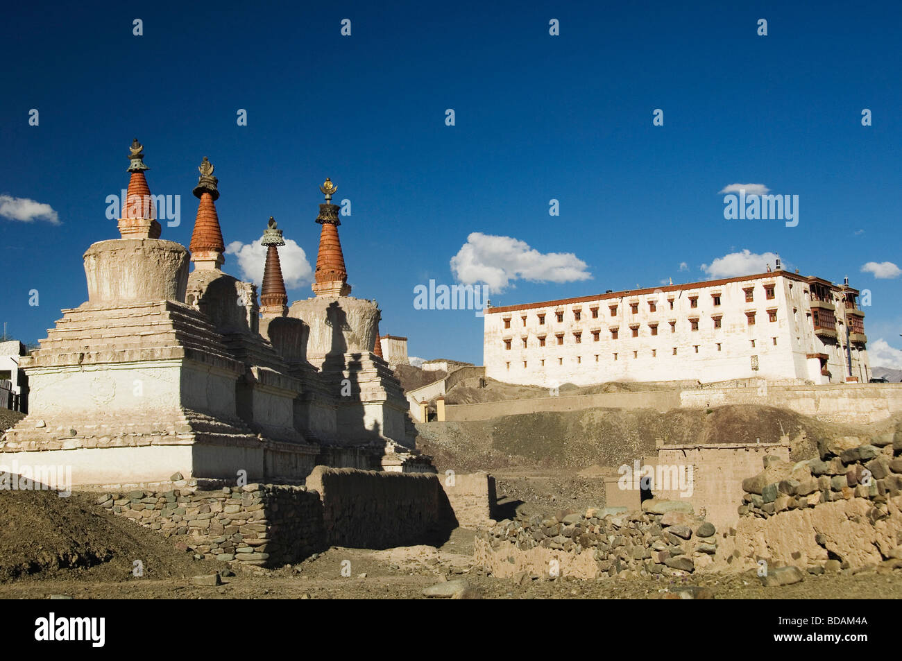 Chortens con un monastero in background, Stok Monastero, Ladakh, Jammu e Kashmir India Foto Stock