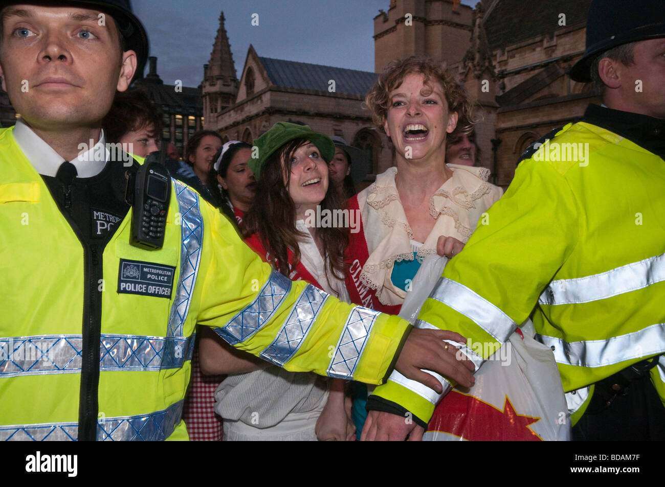 Il clima di protesta Rush sul centesimo anniversario del rush Suffragette sul Parlamento. La polizia tenere indietro rushers compresi Tamsin Omond Foto Stock