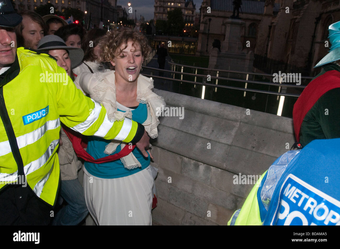 Il clima di protesta Rush sul centesimo anniversario del rush Suffragette sul Parlamento. La polizia tenere indietro Tamsin Omond Foto Stock