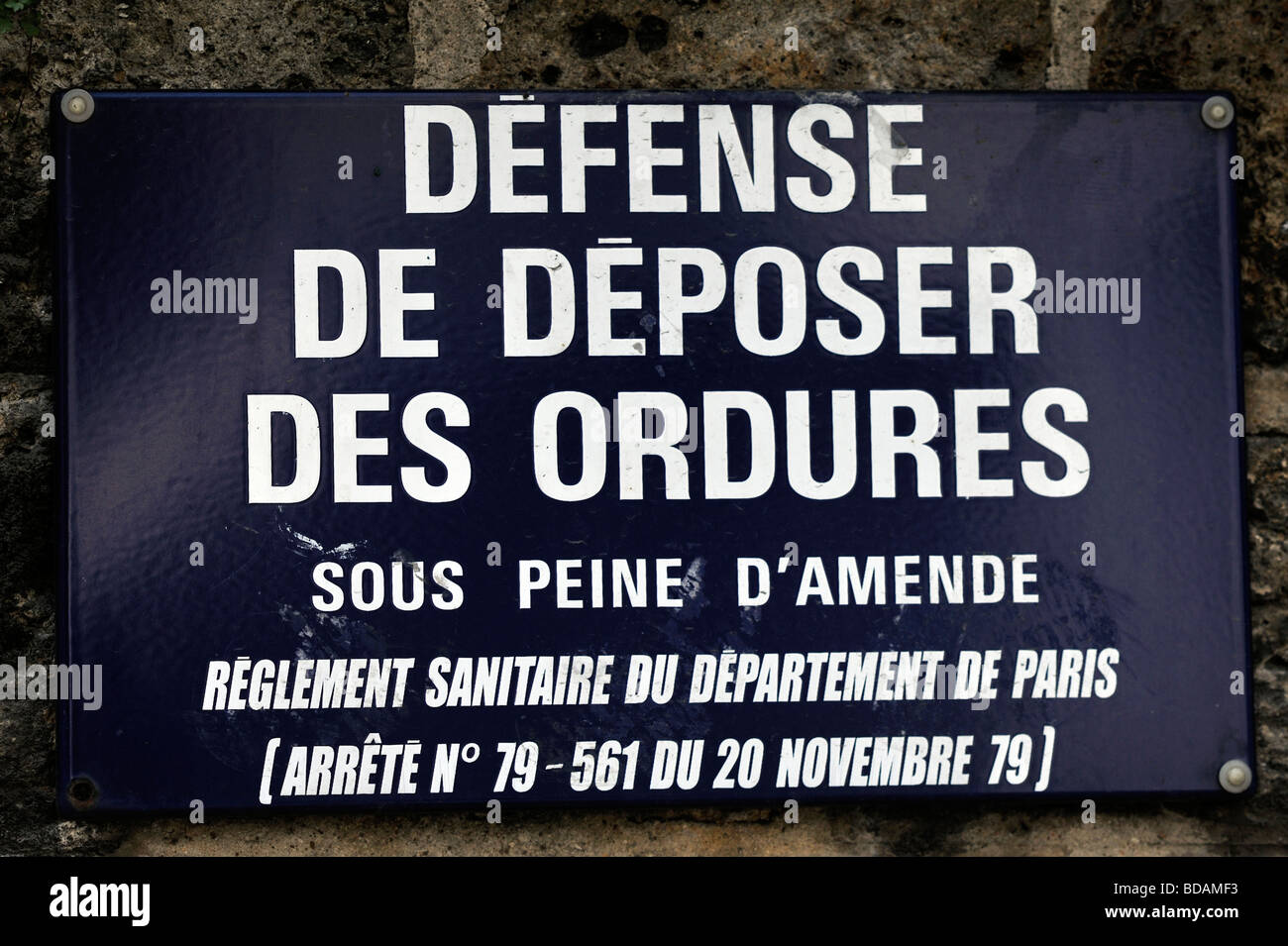 Parigi Francia, Dettaglio segno francese 'Defense de Deposer des Ordures' 'Nessun Dumping' Foto Stock