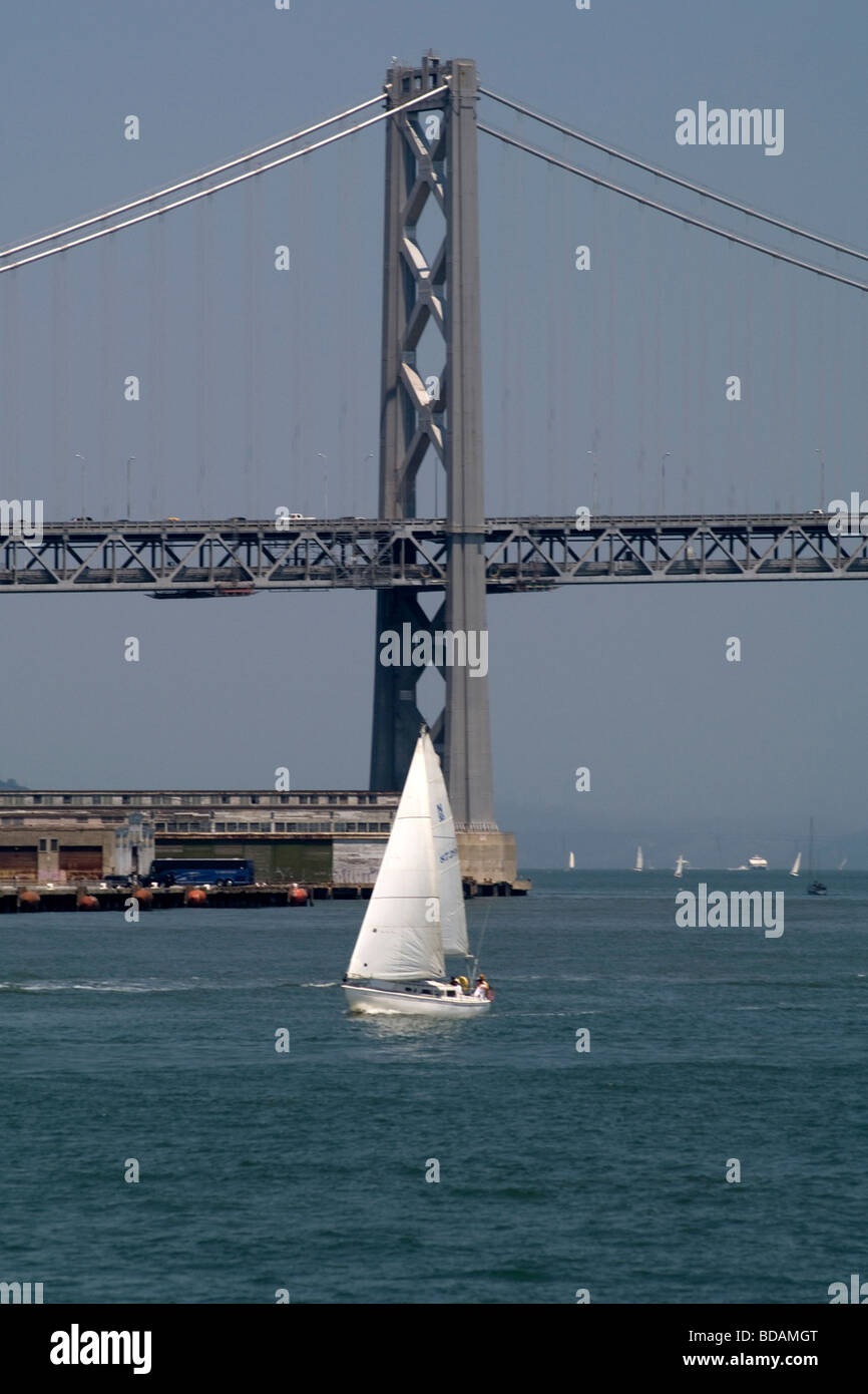 Barca a vela sul San Francisco Bay nei pressi del Ponte della Baia. Foto Stock