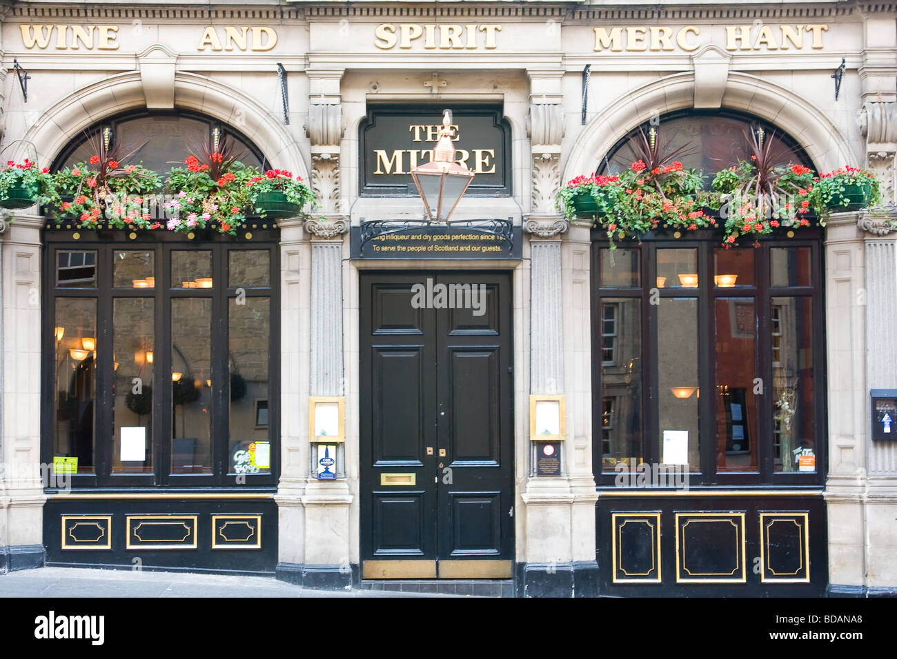 Immagine del Mitre Pub su High Street, Edimburgo, Scozia Foto Stock