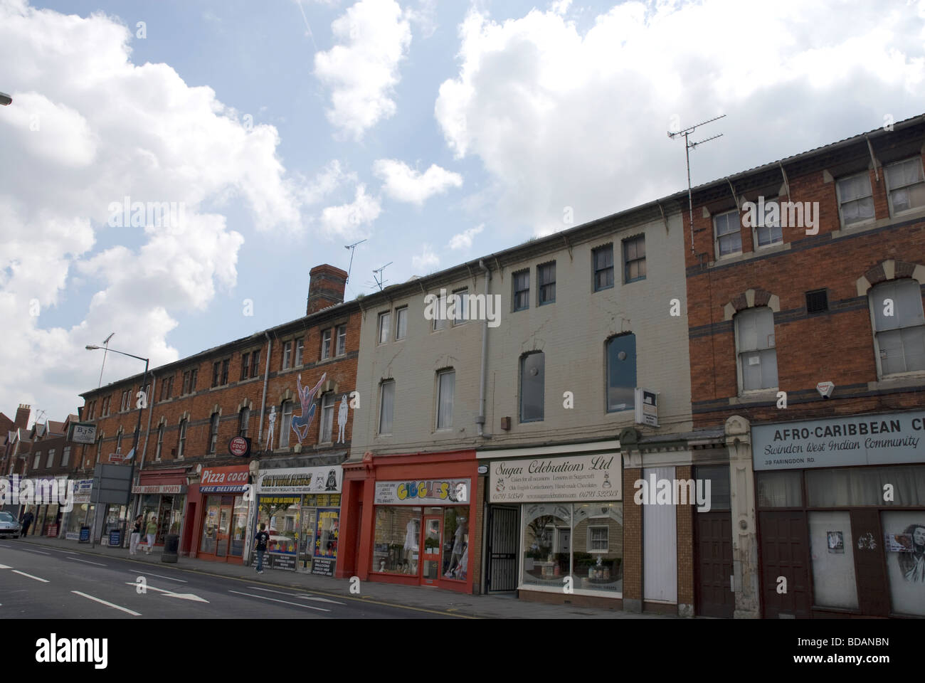 Fila di negozi locali di Farringdon Street, Swindon WILTSHIRE REGNO UNITO Foto Stock