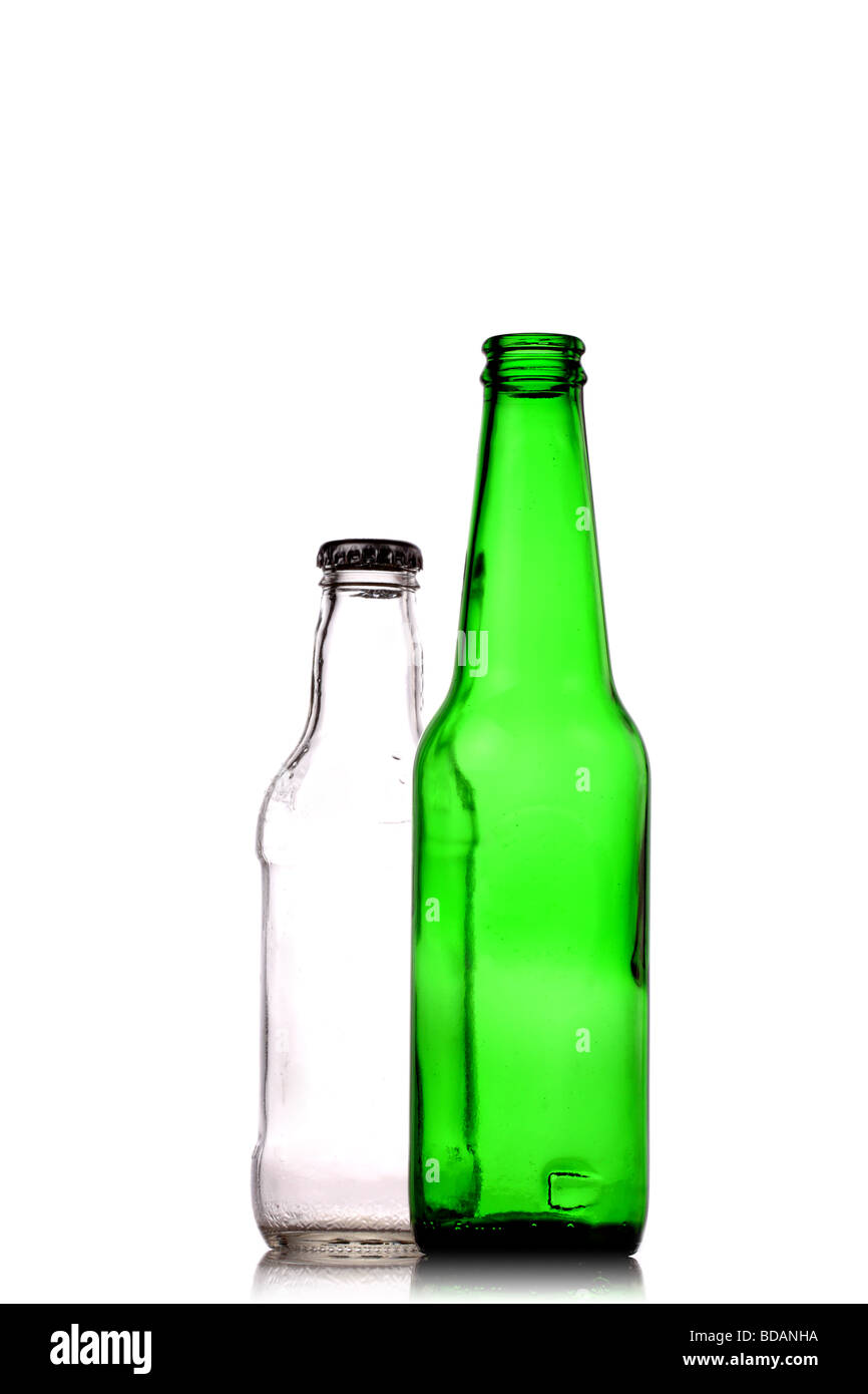 Vuoto verde aprire le bottiglie di birra isolato su bianco Foto Stock