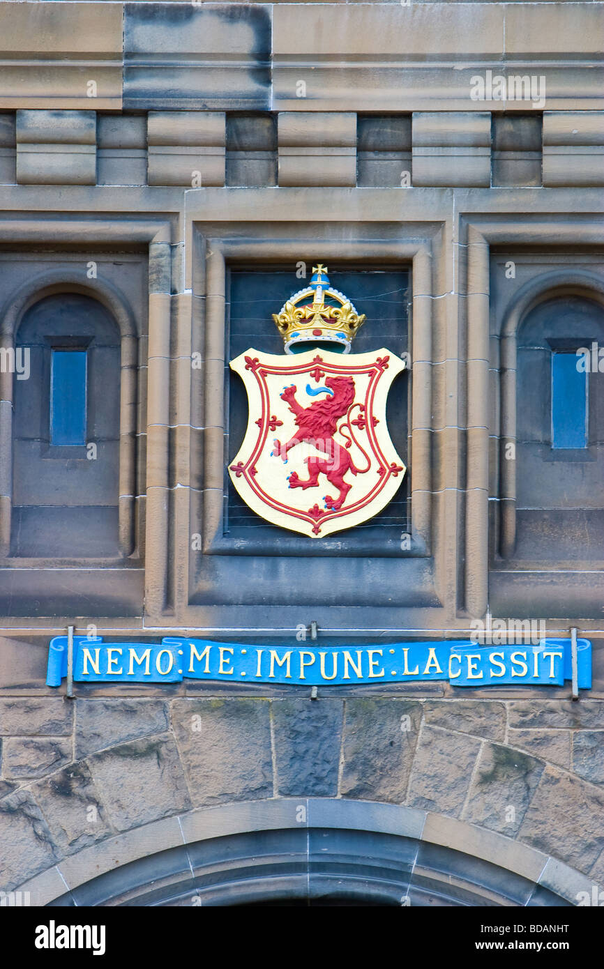 Lo stemma reale di Scozia, il leone rampante con corona, sopra il portale  di ingresso al Castello di Edinburgo Foto stock - Alamy