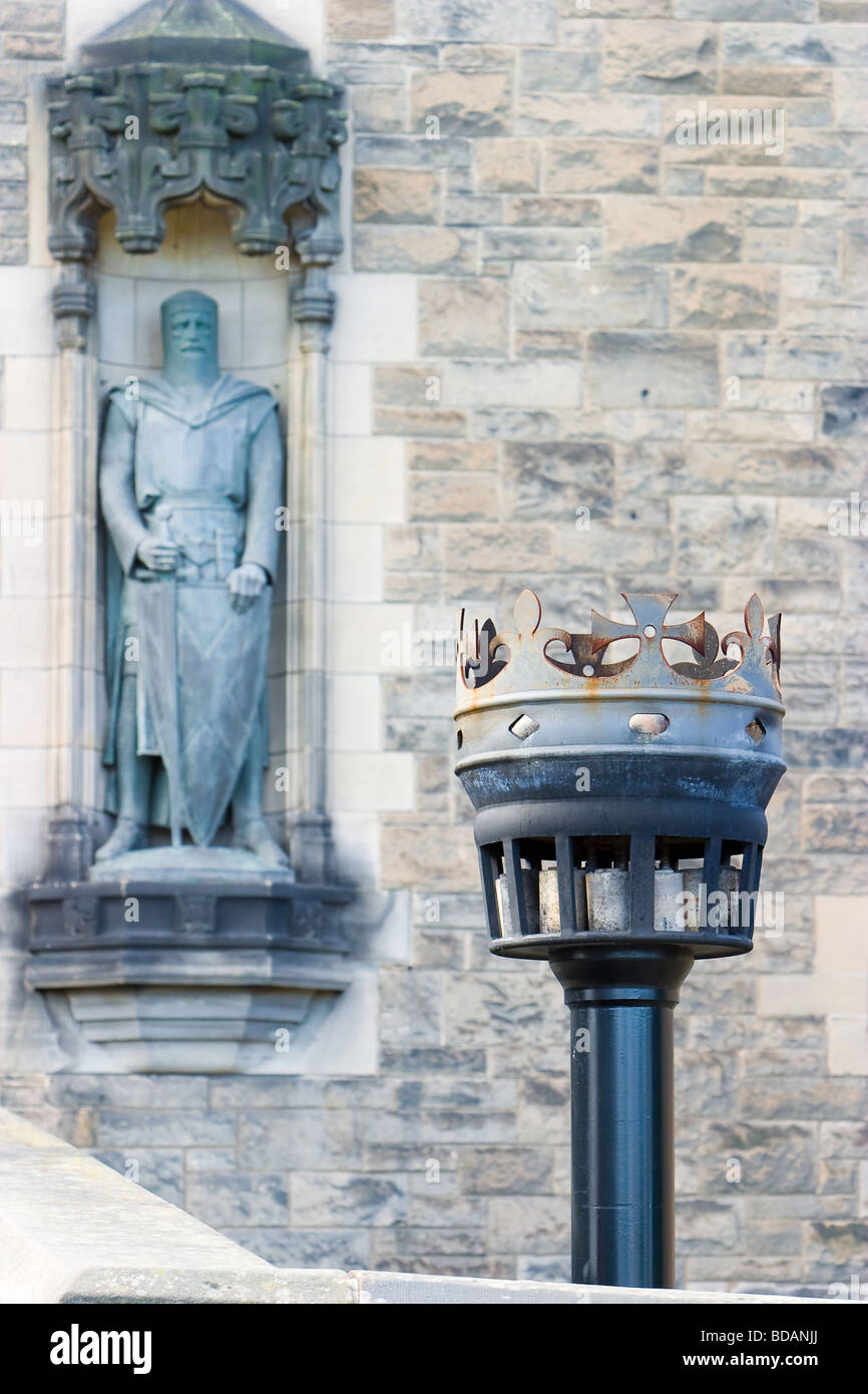 La statua del Re Roberto Bruce, Scozia era il guerriero re sta impassibile in un'alcova all'ingresso al Castello di Edinburgo Foto Stock