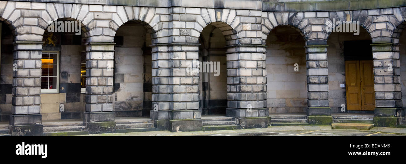 Archi in pietra marzo intorno a piazza del Parlamento di Edimburgo, in Scozia, casa di alta Corte, avvocati e giuristi. Foto Stock