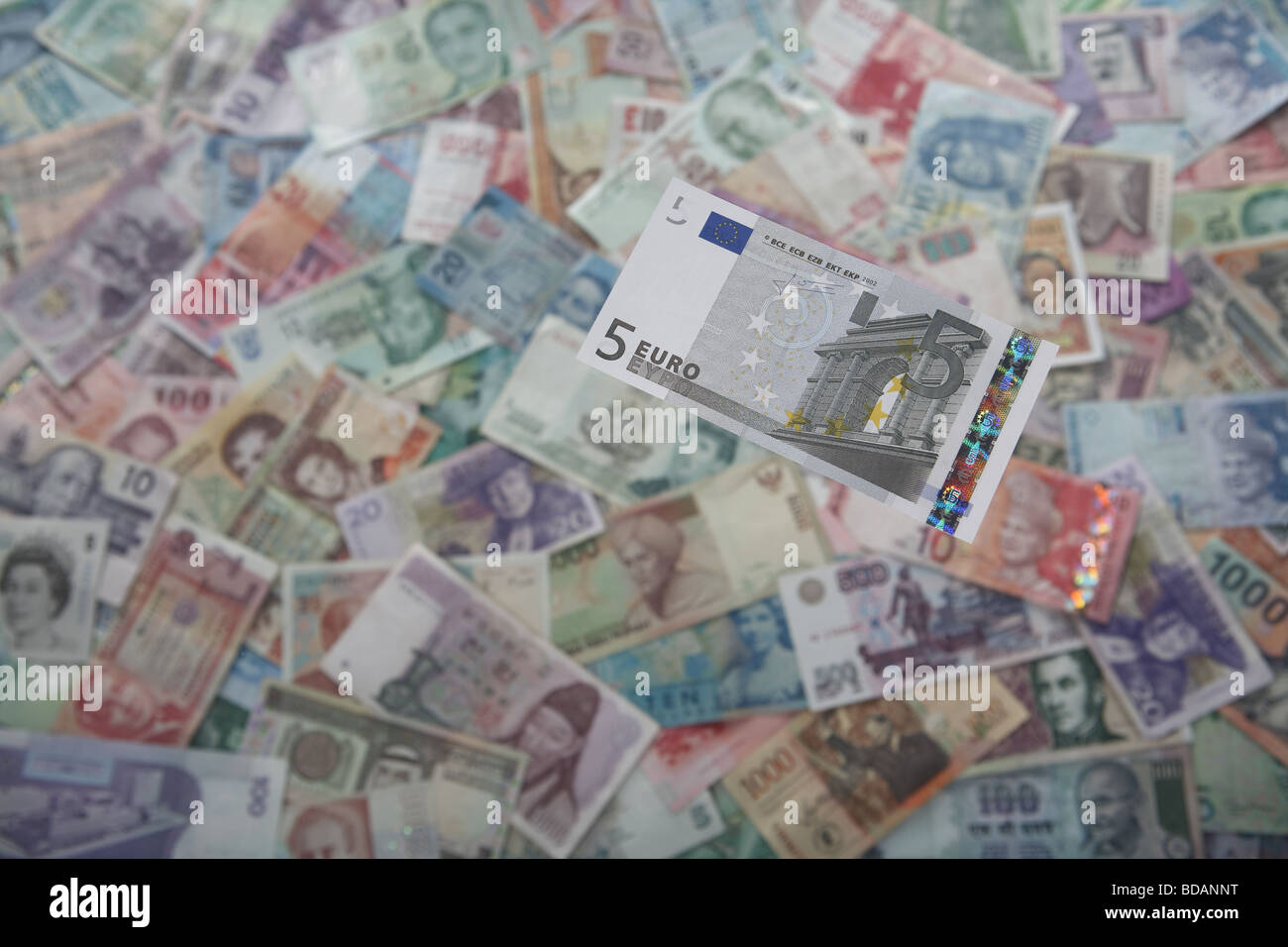 Un Euro su un dolce sottofondo di valute internazionali Foto Stock