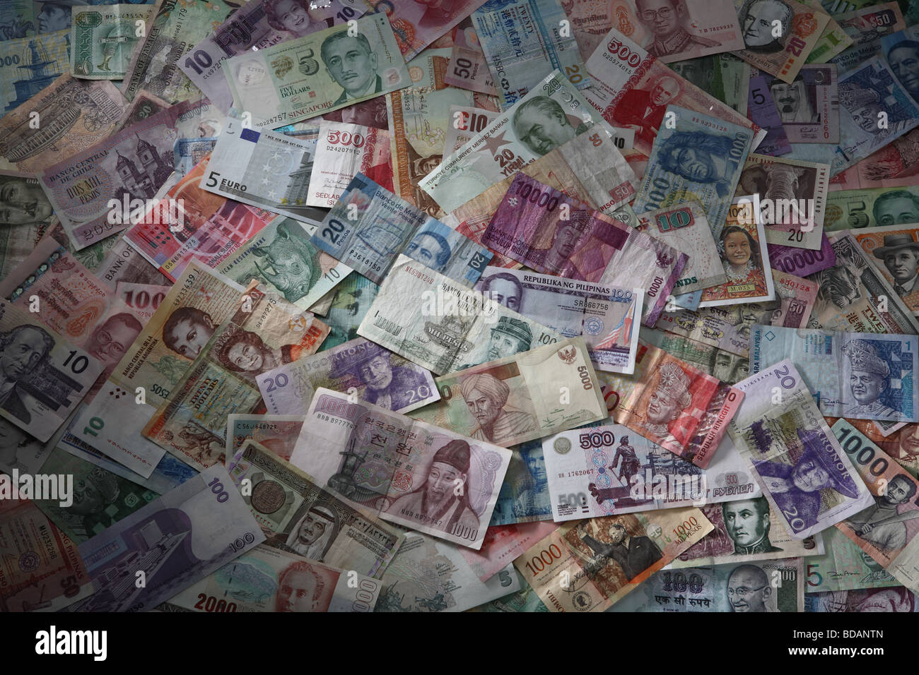 Una disposizione di varie valute internazionali. Foto Stock