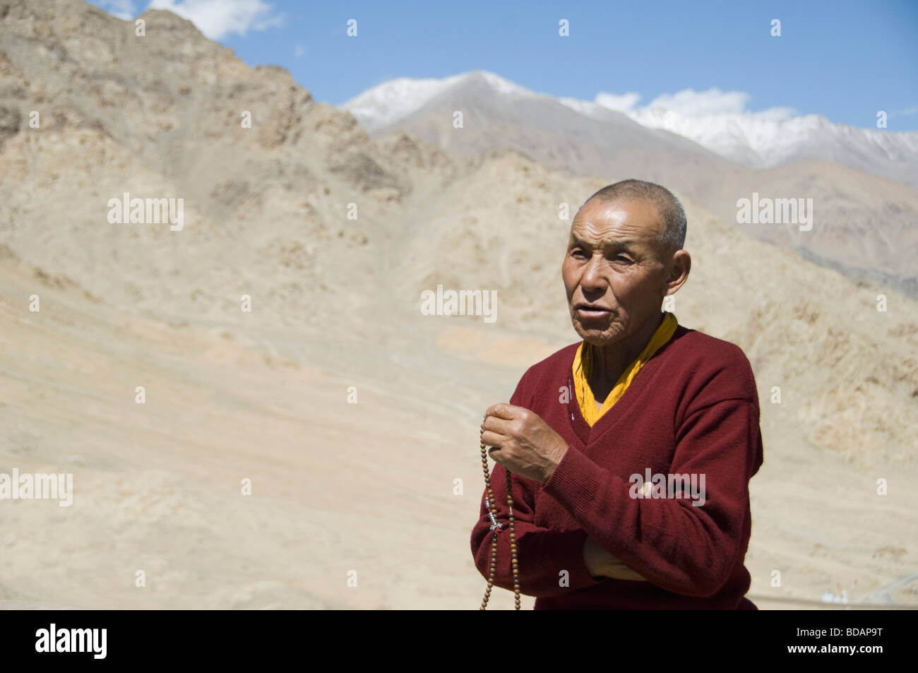 Close-up di un uomo con grani di preghiera, Ladakh, Jammu e Kashmir India Foto Stock