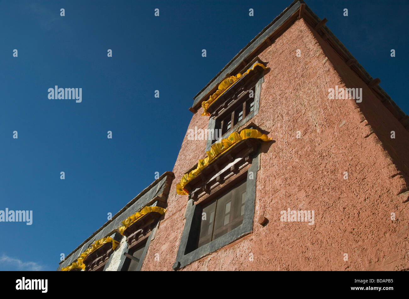 Basso angolo di visione di un gompa, Namgyal Tsemo Gompa, Leh, Ladakh, Jammu e Kashmir India Foto Stock