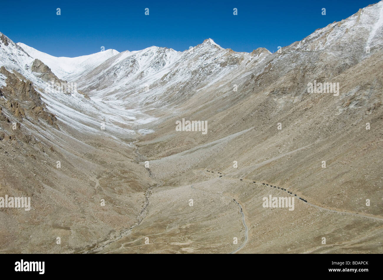 Vista panoramica di una catena montuosa, Ladakh, Jammu e Kashmir India Foto Stock