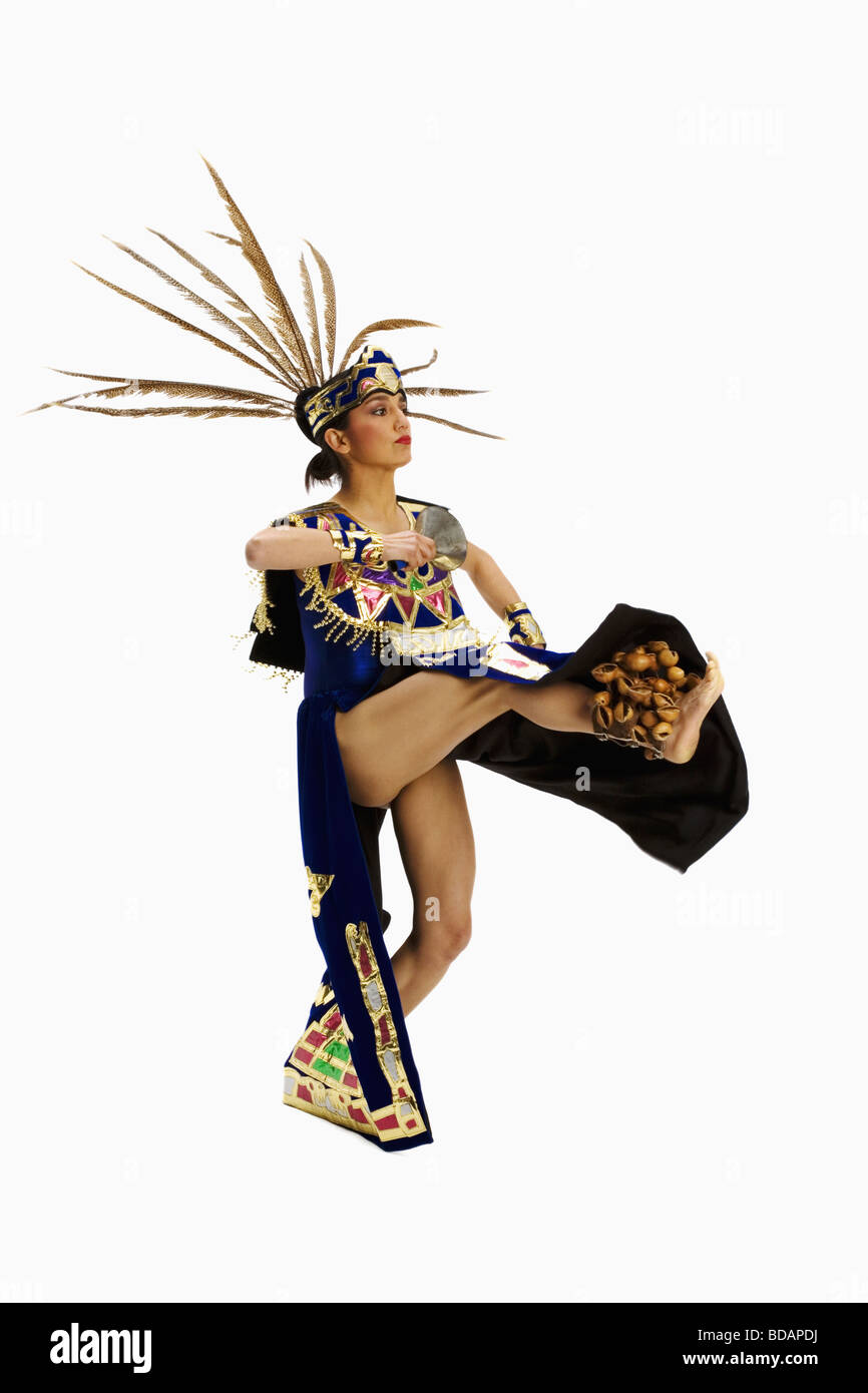Aztec ballerino stadio di indossare il costume ed esecuzione Foto Stock