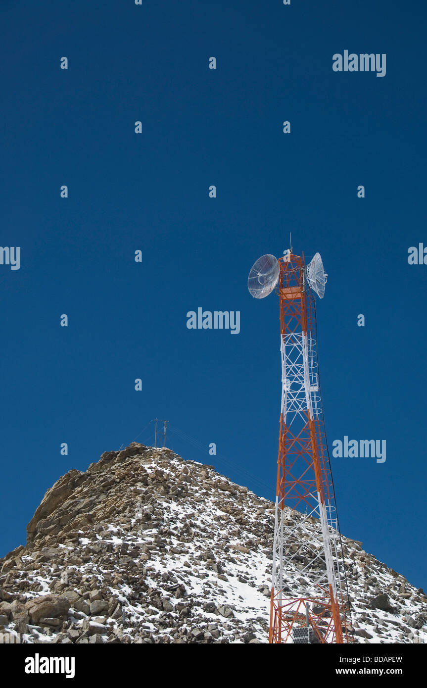Torre a microonde nella parte anteriore di una montagna, Ladakh, Jammu e Kashmir India Foto Stock
