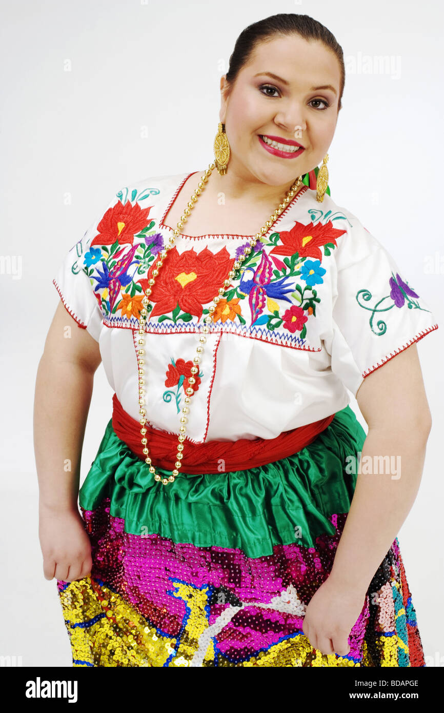 Ritratto di una giovane donna nel tipico costume messicano Foto stock -  Alamy