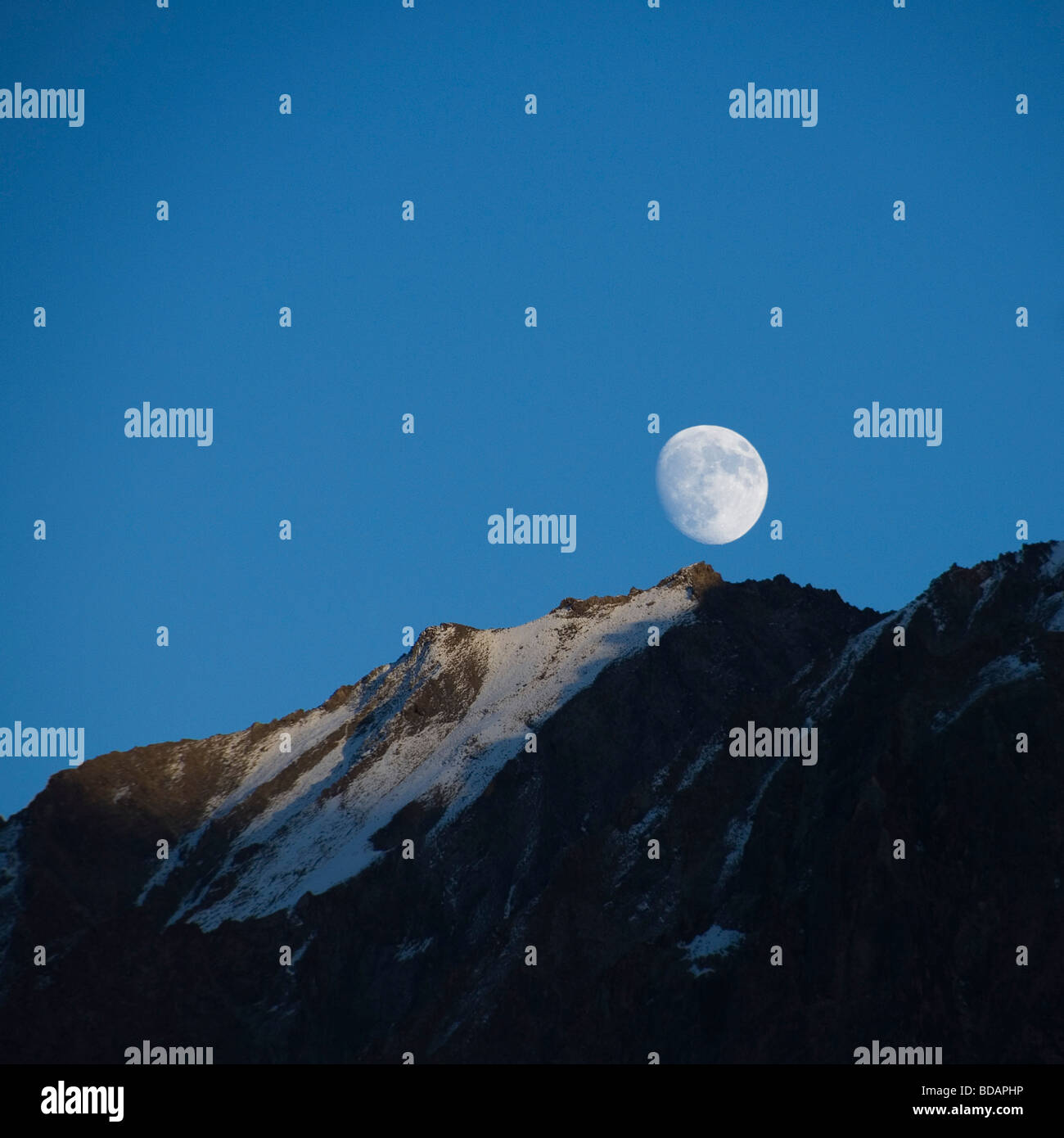 Luna su un picco di montagna, Diskit, Valle di Nubra, Ladakh, Jammu e Kashmir India Foto Stock