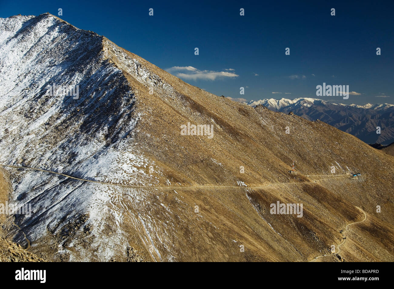 Autostrada passando attraverso le montagne, Khardung La Pass, Ladakh, Jammu e Kashmir India Foto Stock