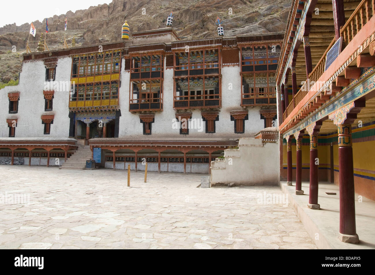 Pannello solare su un monastero, Monastero di Hemis, Hemis, Ladakh, Jammu e Kashmir India Foto Stock