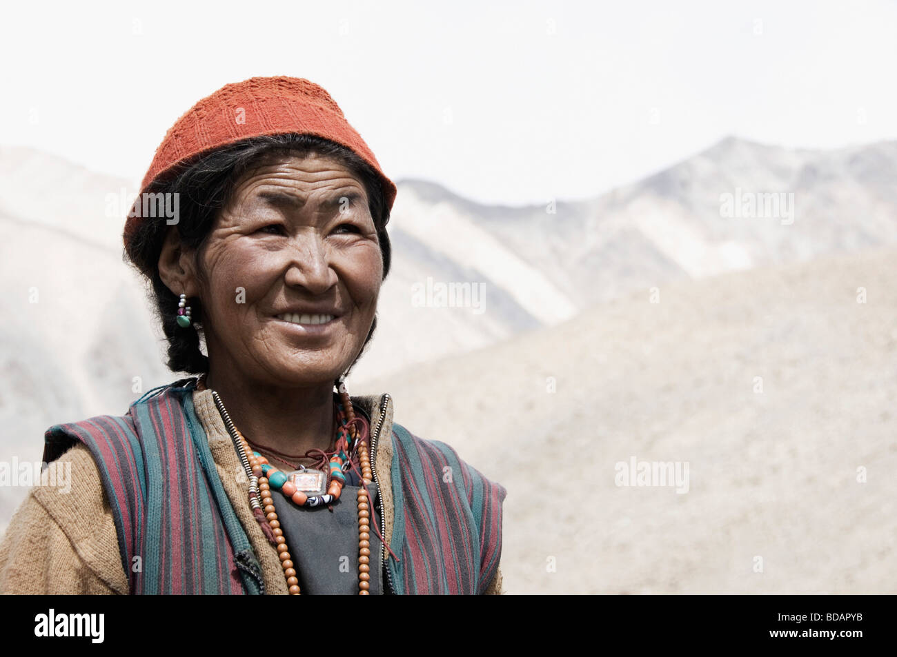 Close-up di una donna sorridente, Ladakh, Jammu e Kashmir India Foto Stock