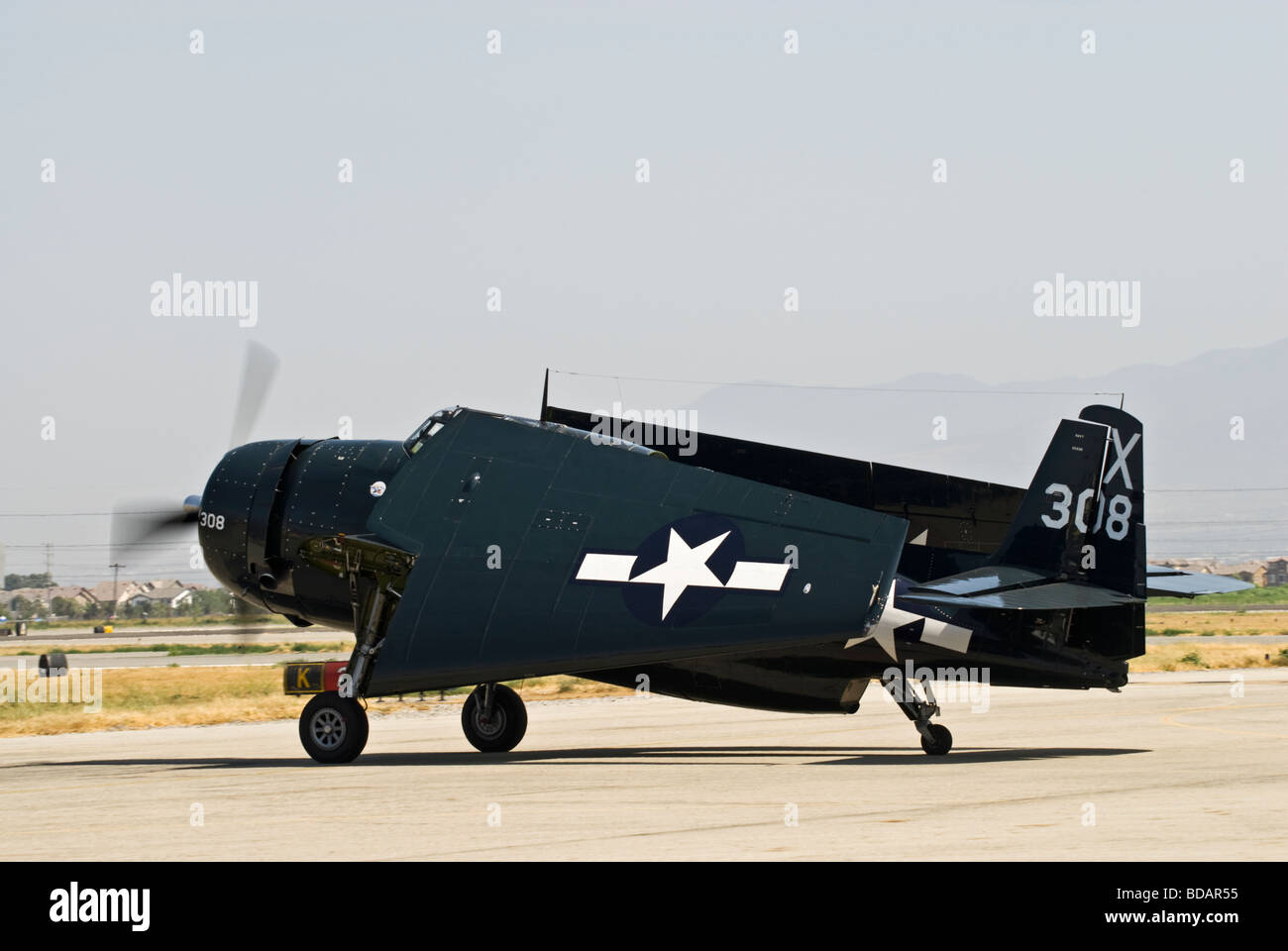 Un Grumman Avenger taxi sulla pista dopo il volo a un air show. (Ali sono completamente ripiegate in questa vista) Foto Stock