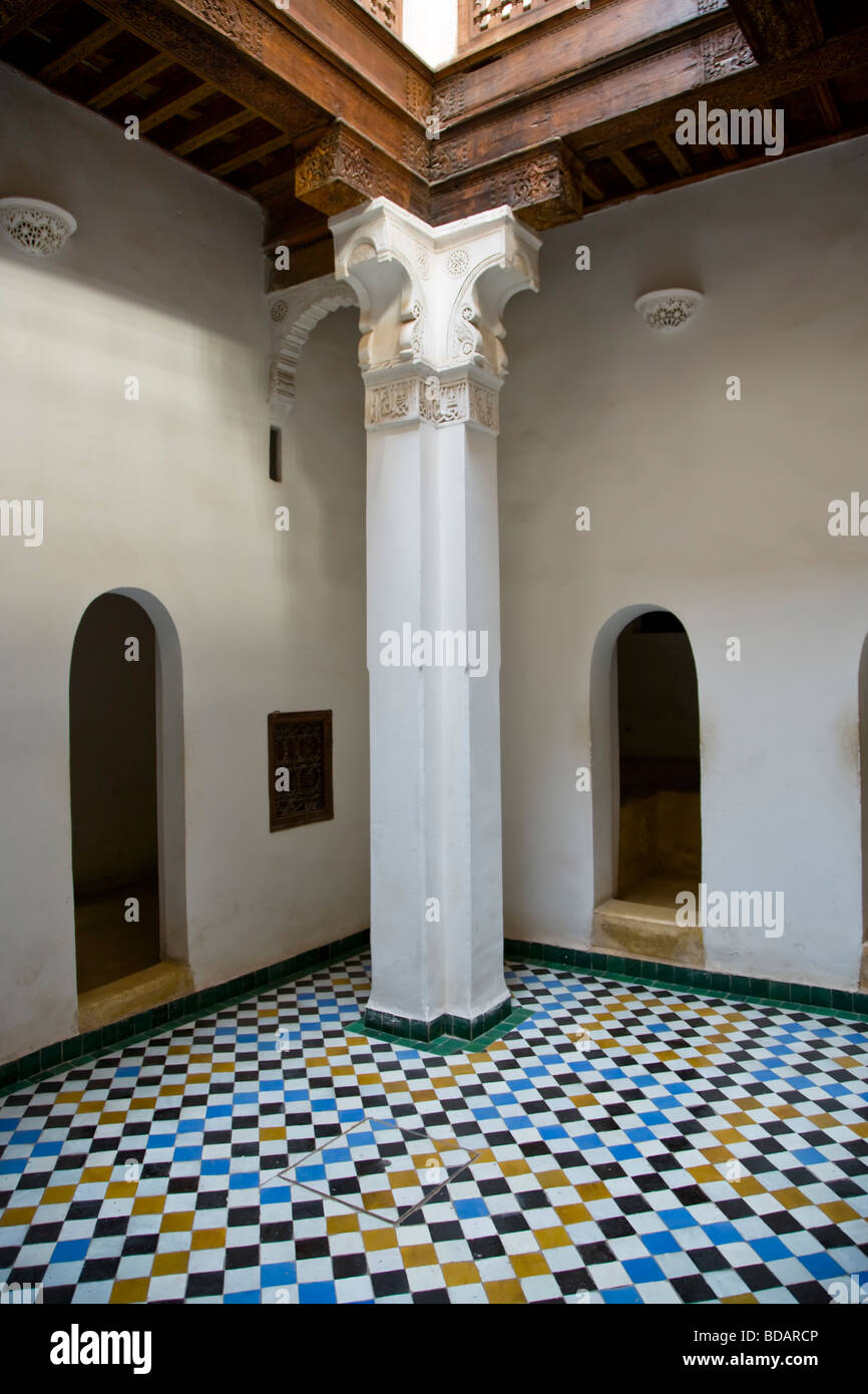 Un legato bene luce nella medersa Ben Youssef nella Medina di Marrakech, Marocco, Africa del Nord Foto Stock